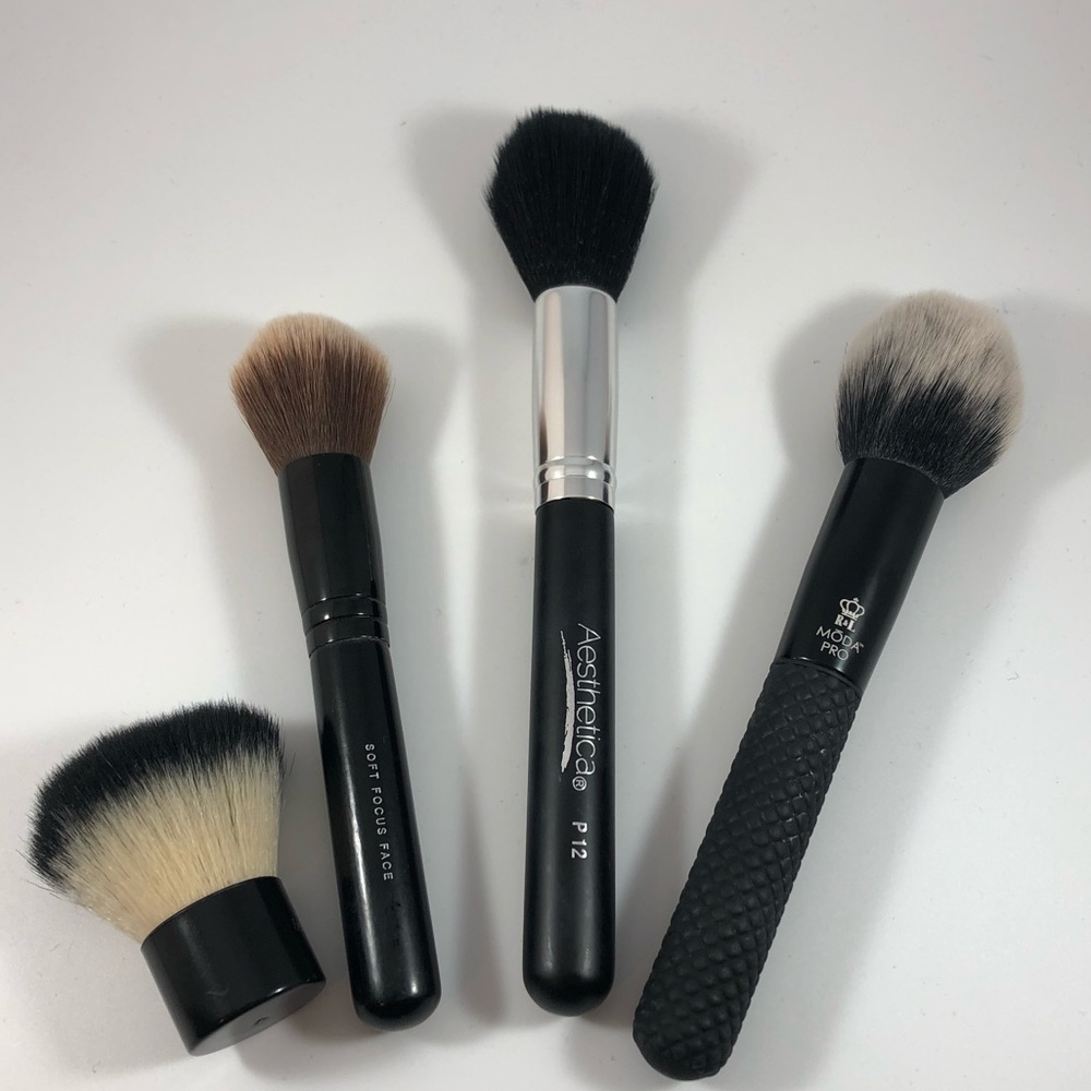 4 Assorted Makeup Brushes for the face